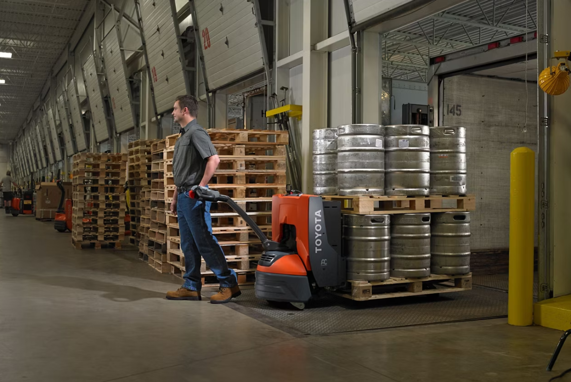 Electric Reach Trucks vs. Electric Pallet Truck Walkies: A Comprehensive Overview