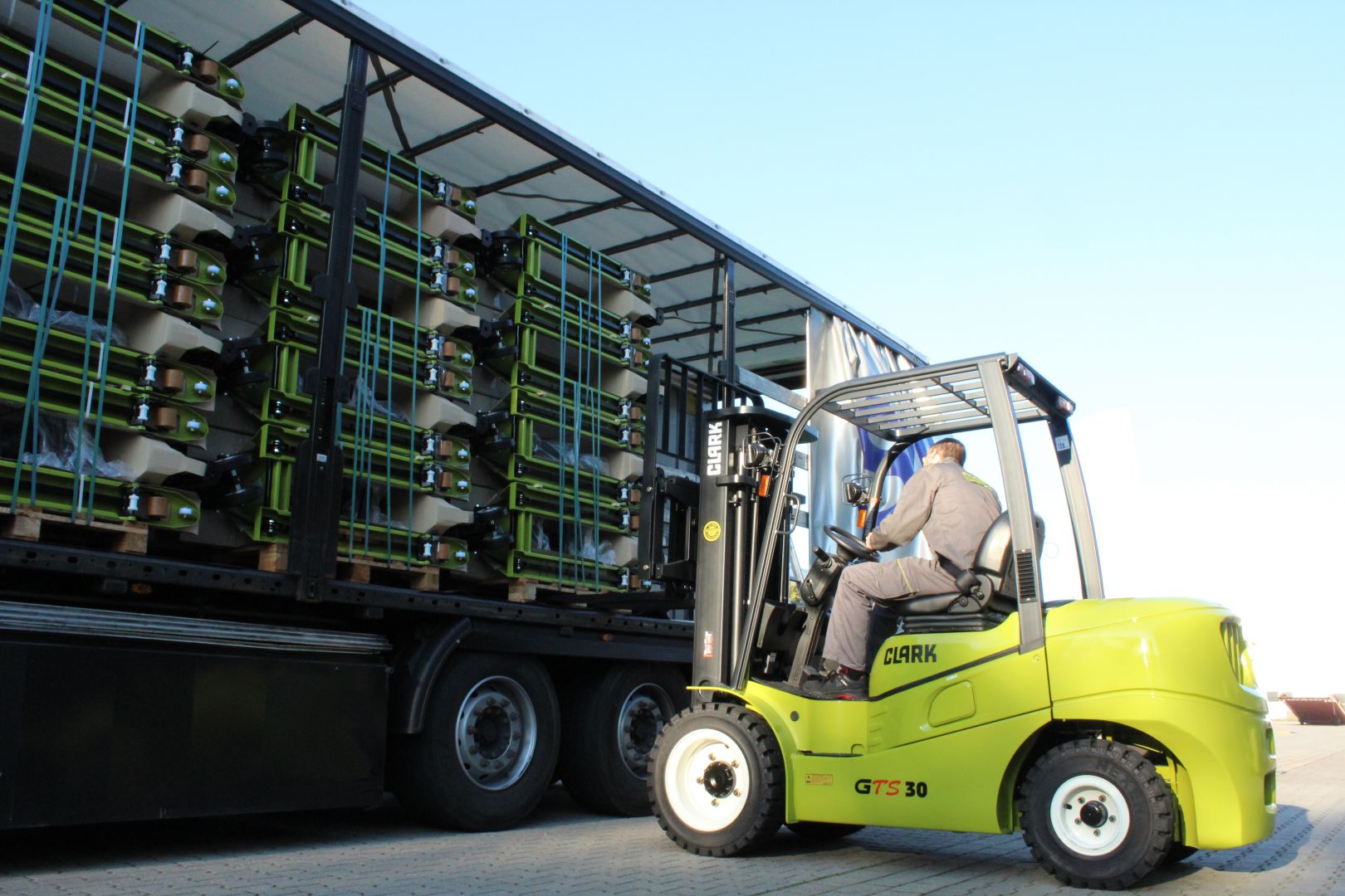 Clark forkliftCLARKThe Clark Forklift Brand and Its Innovative LFP Lithium Battery Solution