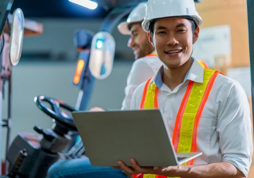 Noticias¿Cómo elegir la batería y el cargador de carretilla elevadora adecuados? Guía de compra de baterías para carretillas elevadoras