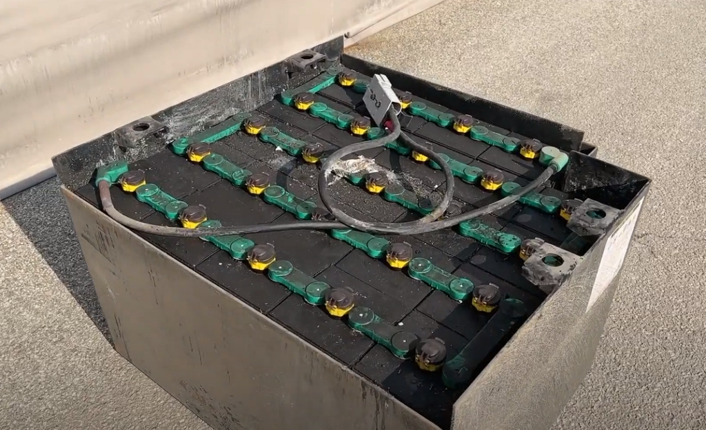 Lead Acid Battery vs LiFePO4 Battery: Comprehensive Comparison for Industrial Vehicles