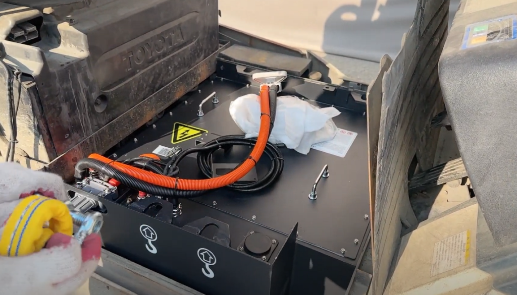 Lead Acid Battery vs LiFePO4 Battery: Comprehensive Comparison for Industrial Vehicles
